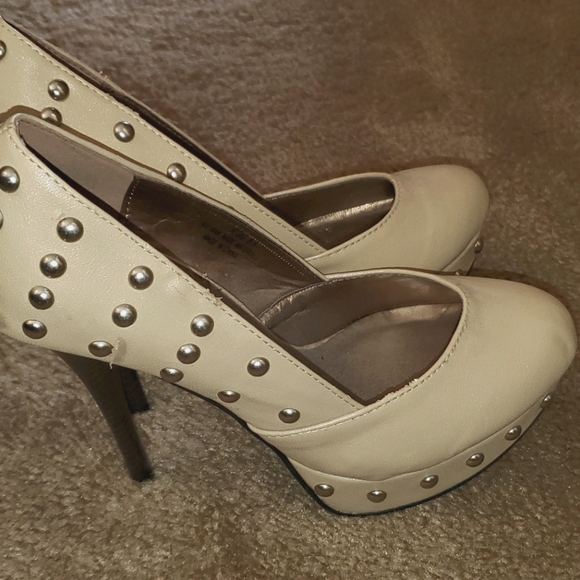 Nude High Heels with Gold Accents - Picture 6 of 16